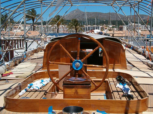 Barco de época Nordwind, reparaciones: timonería casi lista.