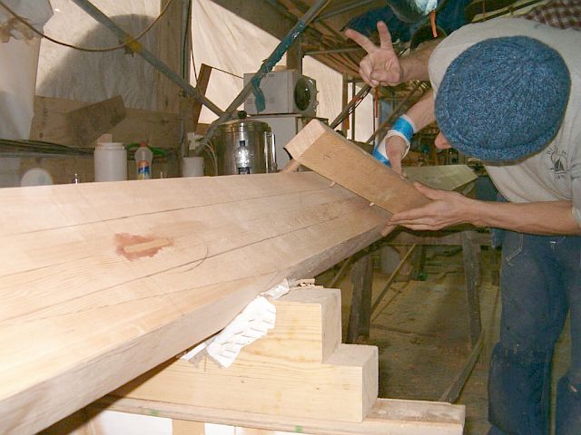 Barco de época Veronique, construcción mástil: marcando medidas del hueco longitudinal del mástil.