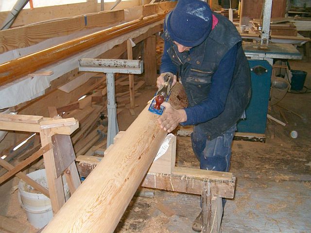 Barco de época Veronique, construcción mástil: cepillando con garlopa.