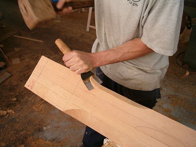 Barco de época Veronique, construcción mástil: cortando con maza y escoplo la base del mástil.