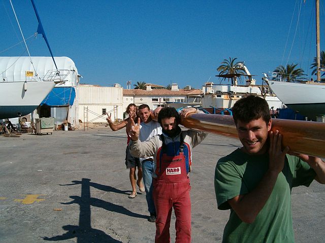 Barco de época Veronique; transportando mástil terminado.