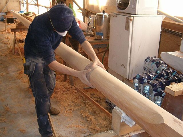 Barco de época Veronique, construcción mástil: lijando a mano la pieza terminada.