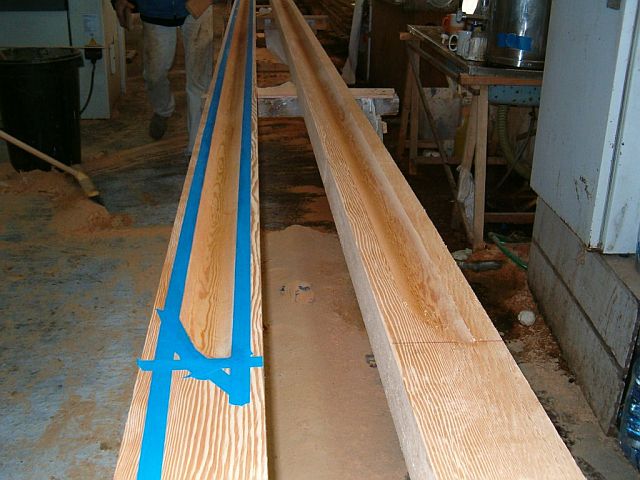 Barco de época Veronique, construcción mástil: marcando el hueco interno del mástil, en cada mitad.