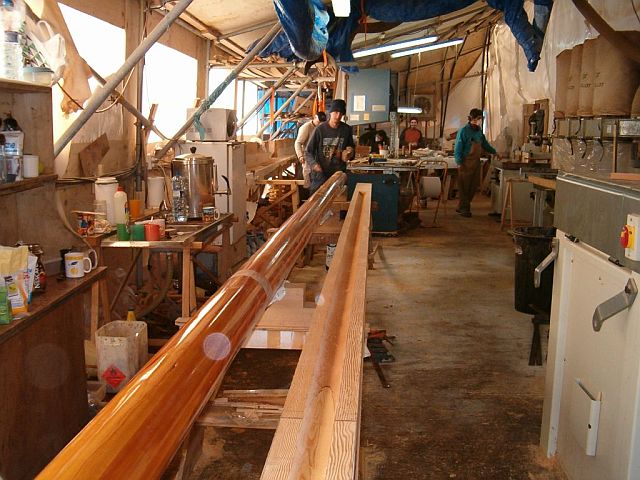 Barco de época Veronique, construcción mástil: las dos mitades del mástil recién barnizadas.