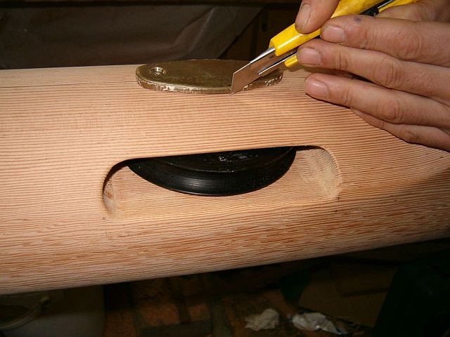 Barco de época Veronique, construcción del mástil: Ajustando el hueco para poleas.