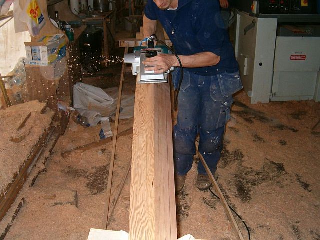 Barco de época Veronique, construcción mástil: cortando aristas con cepillo eléctrico.