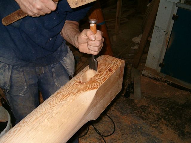 Barco de época Veronique, construcción mástil: Abriendo espacio para cables en la base del mástil.